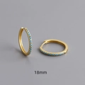 Detail van 18mm vergulde oorringen met ingelegde turquoise kralen en een kliksluiting - 925 zilver / 18mm / Goud