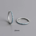 Detail van 20mm 925 sterling zilveren oorringen ingelegd met turquoise steentjes - 925 zilver / 20mm / Witgoud