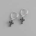 Détail de boucles d'oreilles créoles en argent S925 avec croix et pierres noires - Argent 925 / Zircone Noire Platine
