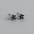 Orecchini a perno in argento S925 con petali neri a forma di fiore a cinque petali - Argento 925 / Zirconia Nera (Argento)
