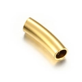 Vista macro de cuentas de tubo curvo de acero inoxidable dorado para creación de joyería DIY - Oro al Vacío 5x16mm