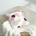 Housse de coussin blanche avec pois dorés et roses sur une chaise en métal - 45x45 (Avec Noyau 500g) / Grand Rond