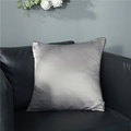 Silbergrauer Satin-Kissenbezug mit schwarzer Paspelierung auf modernem Ledersofa - 45x45 (Mit 500g Kern) / Einfarbig