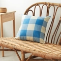 Housse de coussin carrée à carreaux vichy bleu et blanc en lin sur un banc - 30*50cm / Bleu Ciel Grands Carreaux