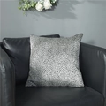 Kissenbezug mit schwarz-weißem Tiermuster auf einem schwarzen Ledersofa - 45x45 (Mit 500g Kern) / Gepunktetes Muster