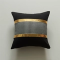 Moderne schwarze Kissenhülle mit Hahnentrittmuster und goldenen Metallstreifen - 45x45 cm / Mit gebürstetem hochelastischem Kern / Horizontale Streifen-Spleißung (Stil 2)