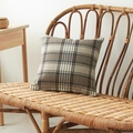 Housse de coussin en lin à carreaux beige et marron café sur un banc rustique - 30*50cm / Café Petits Carreaux