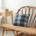 Housse de coussin en lin à carreaux bleus et beige sur un banc en rotin épuré - 30*50cm / Bleu Marine Petits Carreaux
