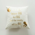 Moderner quadratischer beige Samtkissenbezug mit eleganter Goldfolien-Inschrift - Stil 9 / 45x45 (Mit 500g Kern)