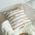 Housse de coussin à motif flamant rose et étoiles dorées sur une chaise dorée - 45x45 (Avec Noyau 500g) / Pentagramme