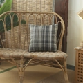 Housse de coussin en lin à carreaux noir et blanc sur un banc en rotin naturel - Noir 1 / Série Lin (sans Âme)