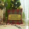 Rood en groen geruite kerstkussenhoes met rode pomponranden en feestelijke belettering - Met Zware Hoog Elastische Vulling / Geruit Merry Christmas