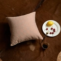 Housse de coussin carrée à motif pied-de-poule orange sur un tapis texturé chic - Avec Noyau en Coton 500g / Chenille Pied-de-poule