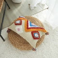 Housse de coussin rectangulaire aux motifs géométriques colorés et pompons décoratifs - Style Lombaire Rectangulaire (5)