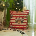 Kerst kussenhoes met kabouterprint, rood-witte strepen en speelse pomponrand decoratie - Rood Wit Gestreept Kerstman
