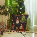 Kerst kussensloop in donkerblauw met kerstman-illustratie en rode pom-poms aan rand - Met Zware Hoog Elastische Vulling / Kerstboom En Kerstman