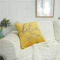 Housse de coussin en velours jaune avec broderie 'believe you can' sur canapé blanc - Avec noyau élastique / Jaune