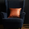 Fodera per cuscino moderna con motivo a onde color bronzo su una poltrona di velluto blu - Con nucleo elastico / Arancione