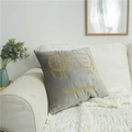 Housse de coussin grise carrée avec broderie Good Morning sur un canapé blanc doux - Avec noyau élastique / Gris