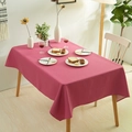 Minimalistische rechteckige Tischdecke in Rosenrot aus wasserdichtem Material - Fuchsia