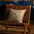 Funda de cojín jacquard azul y dorado sobre silla de cuero trenzado marrón - Con relleno de almohada / Dorado