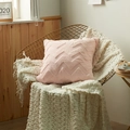 Fodera per cuscino in peluche rosa con motivo geometrico su sedia dorata di design - Quadrato Con Anima / Rosa