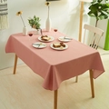 Korallenrosa minimalistische Tischdecke aus Baumwollleinen auf rechteckigem Esstisch aus Holz - Altrosa