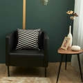 Modern kussen met zwart-wit geometrisch patroon op een zwarte leren fauteuil - Vierkant met Hoog Elastische Kern / Ruit