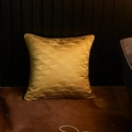 Goldener Kissenbezug mit 3D-Geometrie-Jacquard, elegantem Satinglanz und goldener Paspel - Quadratisch mit Füllung (4433801933015) / Champagner