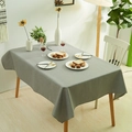 Minimalistische graue Tischdecke mit gewebter Textur auf einem modernen rechteckigen Tisch - Hellgrau