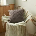 Fodera per cuscino in peluche grigio-viola con motivo geometrico 3D su sedia oro - Quadrato Con Anima / grigio scuro