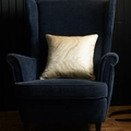 Fodera per cuscino color oro champagne con trama a onde su divano in velluto blu scuro - Con nucleo elastico / Beige