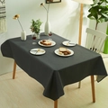 Minimalistische dunkelgraue nordische Tischdecke mit Leinentextur auf Holztisch - Dunkelgrau