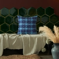 Dunkelblauer Kissenbezug mit Fransen und Karomuster in modernem Innendesign-Ambiente - Denim Blau 45*45