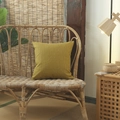 Housse de coussin en lin jaune moutarde avec texture tissée sur une chaise en rotin - Jaune 3 / Série Lin (sans Âme)