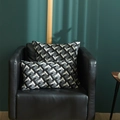Housses de coussin à motifs géométriques noir et gris sur un canapé en cuir chic - Carré Avec Noyau Haute Élasticité / Noir et Gris