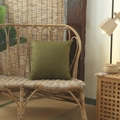 Housse de coussin carrée vert olive en lin texturé sur une chaise en rotin vintage - Style Jaune 2 / Série Lin (sans Âme)