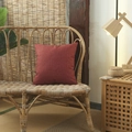 Housse de coussin en lin bordeaux sur une chaise en osier pour décorer la maison - Rouge 7 / Série Lin (sans Âme)