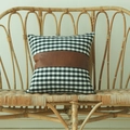 Karo-Kissenbezug mit braunem Kunstleder-Patch auf einer Rattanbank im Boho-Stil - Schwarz Gingham Braun Leder Mit 500g Kern