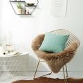 Housse de coussin minimaliste vert menthe disposée sur une chaise dorée moderne - 45x45cm (Avec Noyau 400g) / Bleu Menthe