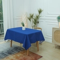 Dunkelblaue rechteckige wasserfeste Tischdecke auf Holztisch in modernem Zimmer - Klein-Blau