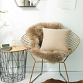 Housse de coussin minimaliste en velours chameau clair sur une chaise dorée chic - 45x45cm (Avec Noyau 400g) / Kaki