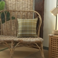 Housse de coussin en lin à carreaux jaunes et bruns sur une chaise en rotin - Jaune 4 / Série Lin (sans Âme)