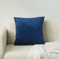 Funda de cojín de terciopelo azul marino con diseño de rombos en un sofá blanco - 45*45cm (Con Núcleo No Tejido de 400g) / Azul Marino