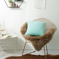 Housse de coussin en peluche vert menthe sur une chaise en métal doré moderne - 45x45cm (Avec Noyau 400g) / Bleu Ciel