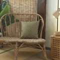 Housse de coussin en lin à carreaux vert sauge et crème sur un banc en rotin - Style Jaune 1 / Série Lin (sans Âme)