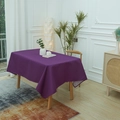 Minimalistische rechteckige tiefviolette Tischdecke mit elegantem Fall auf Holztisch - Charmantes Lila