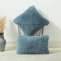 Pluche kussenhoezen van imitatielamswol in blauw in een moderne zwarte draadmand - 45x45 (Met 500g Kern) / Noords Blauw