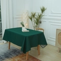 Minimalistische tiefgrüne wasserdichte Tischdecke auf Holztisch in Wohnumgebung - Weihnachtsgrün