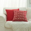 Federe rosse in ciniglia con linee geometriche su divano bianco per arredo casa - Rosso / 45x45 (Con Nucleo da 500g)